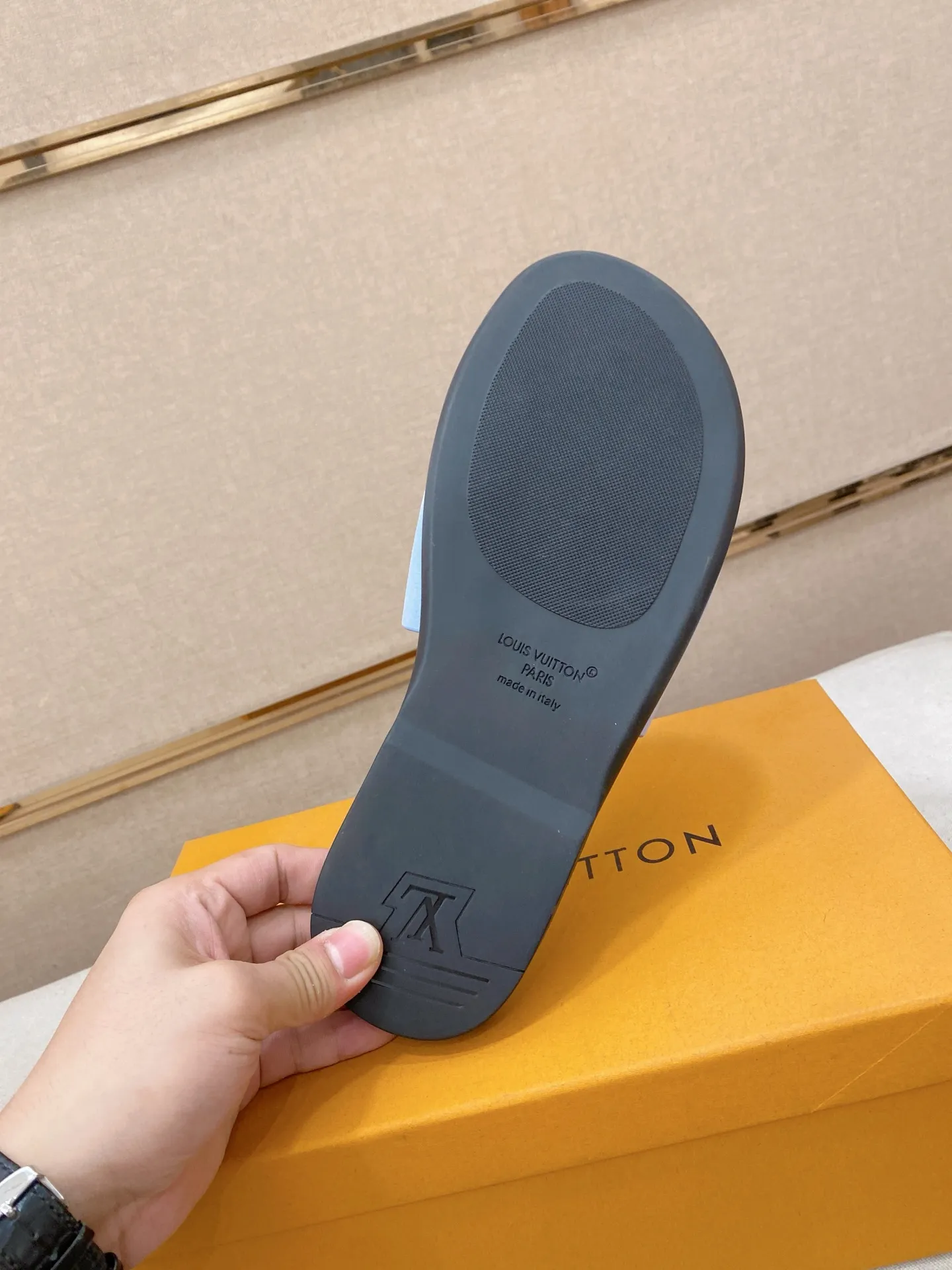 Men's shoes 💰: 340💰Made by LV🔍Top purchasing agents. Men's spring and summer slippers are available at the same counter. The uppers are imported cowhide from Italy, with logo graphics and high-quality craftsmanship. Soles: original soles specially provided by the original factory. Exclusive movable molded soles are super comfortable. Original goods follow orders. 🔍🔍High quality. You can enter and exit the counter at will. Welcome to compare. Size 38-44. Can be customized45